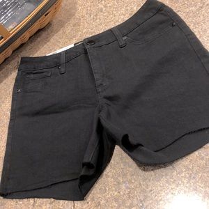 NWT Seven 7   5” inseam Weekend Short Black Jean Shorts Size 6. Cut Hem.
